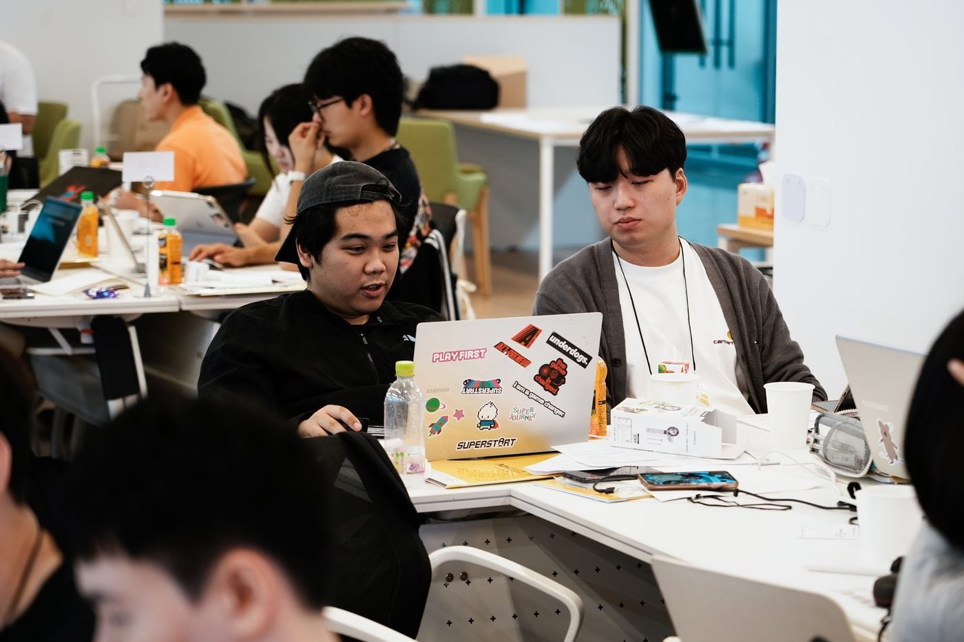 동료 창업가들과 네트워킹하는 모습